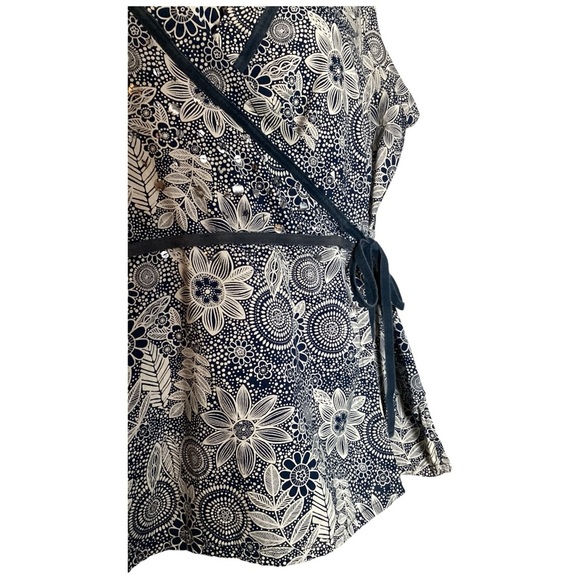 Floral Two Piece Set Sleeveless Wrap Blouse in Navy and White, Plus Size 2X - Picture 4 of 12